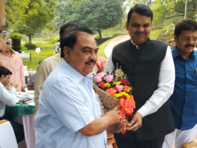 Bjp devendra fadnavis and eknath khadse meeting in jalgaon | फडणवीस-महाजनांचं खडसेंसोबत चहापान; पण 'कपातील वादळ' जैसे थे! Bjp devendra fadnavis and eknath khadse meeting in jalgaon | फडणवीस-महाजनांचं खडसेंसोबत चहापान; पण 'कपातील वादळ' जैसे थे!