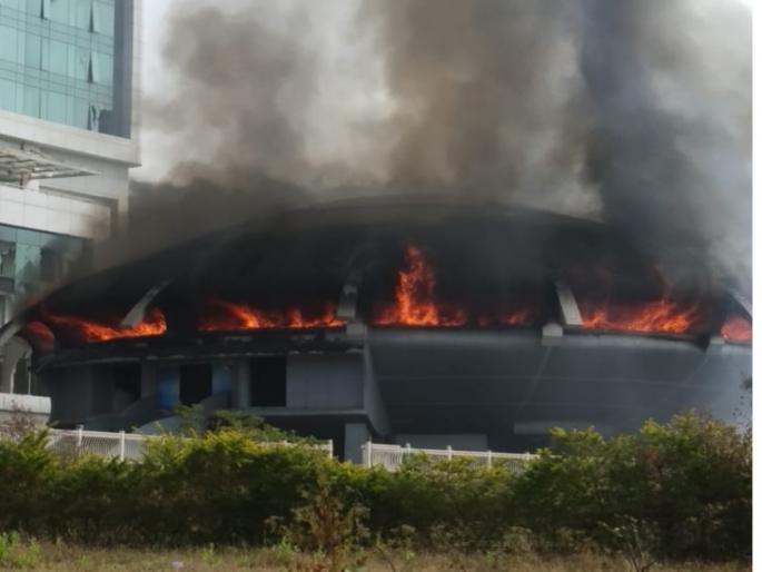 Fire at Pancard Club building in Baner; Damage to the building | बाणेर येथील पॅनकार्ड क्लब इमारतीला आग ; इमारतीचे माेठे नुकसान