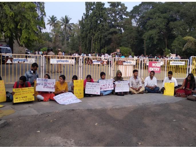 students condemn jnu attack after taking university degree | डिग्री घेऊन नाेंदवला जेएनयुच्या हल्ल्याचा निषेध ; पुणे विद्यापीठातील विद्यार्थी students condemn jnu attack after taking university degree | डिग्री घेऊन नाेंदवला जेएनयुच्या हल्ल्याचा निषेध ; पुणे विद्यापीठातील विद्यार्थी