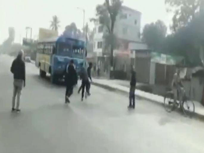 'Bharat Bandh' started a violent turn in West Bengal; vandalised bus | Bharat Bandh : 'भारत बंद'ला पश्चिम बंगालमध्ये लागले हिंसक वळण; बसची केली तोडफोड 'Bharat Bandh' started a violent turn in West Bengal; vandalised bus | Bharat Bandh : 'भारत बंद'ला पश्चिम बंगालमध्ये लागले हिंसक वळण; बसची केली तोडफोड