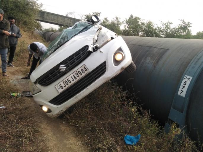 Driving under the guidance of Google Maps; car fall from bridge and crashed into the pipeline | गुगल मॅपने वळणाचा अंदाज चुकवला; पुलावरून कारसह थेट पाइपलाईनवर कोसळला Driving under the guidance of Google Maps; car fall from bridge and crashed into the pipeline | गुगल मॅपने वळणाचा अंदाज चुकवला; पुलावरून कारसह थेट पाइपलाईनवर कोसळला