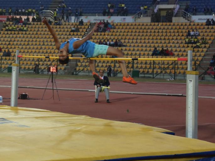 Raju Shetty congratulates Kamgar's daughter on shruti kamble 'golden' medal winner khelo india khelo | हातमाग कामगाराच्या मुलीची 'सुवर्ण'उडी, पत्र्याचं घर पाहून राजू शेट्टीही भावुक Raju Shetty congratulates Kamgar's daughter on shruti kamble 'golden' medal winner khelo india khelo | हातमाग कामगाराच्या मुलीची 'सुवर्ण'उडी, पत्र्याचं घर पाहून राजू शेट्टीही भावुक