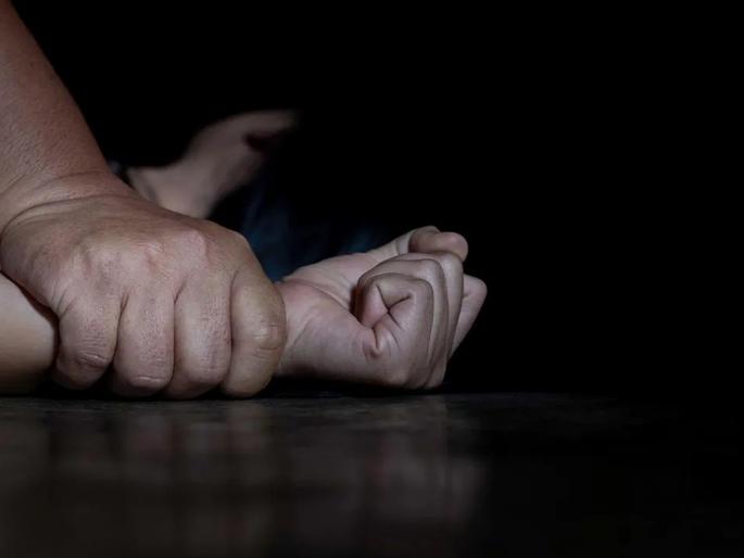 Shocking! Gang rape on women when she went for urine; Four are arrested | धक्कादायक! लघुशंकेसाठी गेलेल्या महिलेवर सामूहिक बलात्कार; चौघांना बेड्या Shocking! Gang rape on women when she went for urine; Four are arrested | धक्कादायक! लघुशंकेसाठी गेलेल्या महिलेवर सामूहिक बलात्कार; चौघांना बेड्या