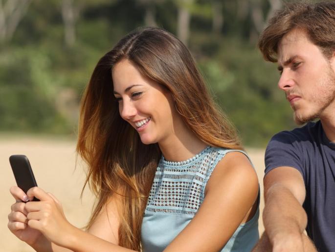 Tired husband goes to court for divorce because of partners Tiktok addiction | बोंबला! पत्नीच्या टीकटॉक व्हिडीओंना कंटाळला पती, थेट घटस्फोटासाठी गेला कोर्टात