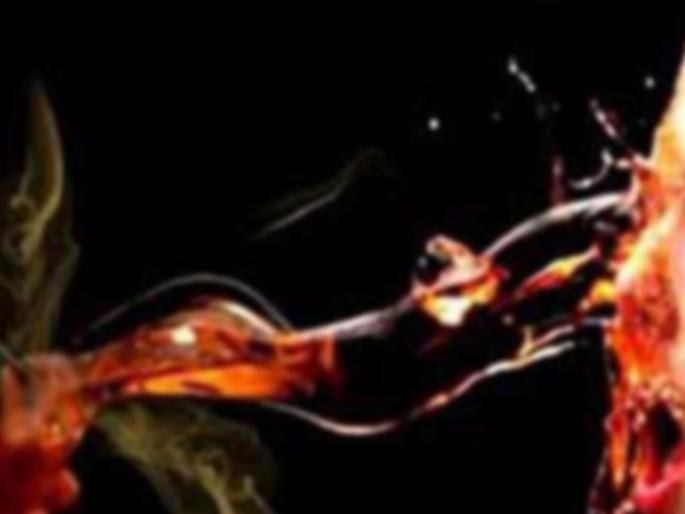 Shocking! In Unnao girl had thrown acid at young boy | धक्कादायक! उन्नावमध्ये तरुणीने तरुणावर फेकले अॅसिड Shocking! In Unnao girl had thrown acid at young boy | धक्कादायक! उन्नावमध्ये तरुणीने तरुणावर फेकले अॅसिड