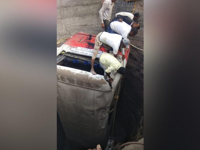 bus and rickshaw accident, 11 fearer death | बस आणि रिक्षा यांच्यात समोरासमोर धडक; 21 जणांचा मृत्यू