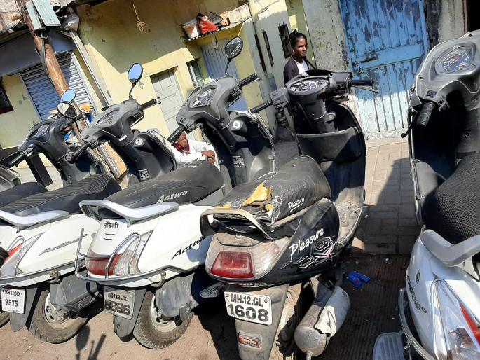 41 vehicles vandalized in Sahakarnagar, Pune; Pimpri also | पुण्यातील सहकारनगरमध्ये टोळक्याकडून ४१ वाहनांची तोडफोड; पिंपरीतही कृत्य