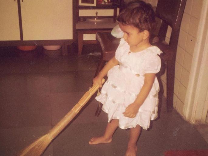 Vaidehi parshurami share her childhood pic on instagram | हातात झाडू पकडलेली ही चिमुकली आहे तरी कोण ?, मराठीसह बॉलिवूडमध्ये आहे तिचा बोलबाला Vaidehi parshurami share her childhood pic on instagram | हातात झाडू पकडलेली ही चिमुकली आहे तरी कोण ?, मराठीसह बॉलिवूडमध्ये आहे तिचा बोलबाला