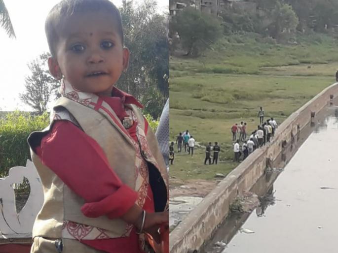 dead body of child drawn in nalla found at mhatre bridge river bed | नाल्यात वाहून गेलेल्या चिमुकल्याचा सापडला मृतदेह dead body of child drawn in nalla found at mhatre bridge river bed | नाल्यात वाहून गेलेल्या चिमुकल्याचा सापडला मृतदेह