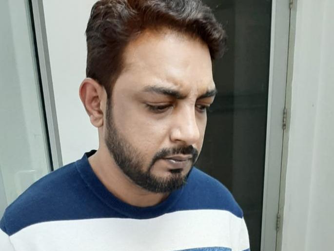 What a head! This man smuggled foreing currency through a perfume bottle | काय डोकं म्हणावं! या पट्ट्याने चक्क परफ्युम बॉटल्समधून केली तस्करी What a head! This man smuggled foreing currency through a perfume bottle | काय डोकं म्हणावं! या पट्ट्याने चक्क परफ्युम बॉटल्समधून केली तस्करी