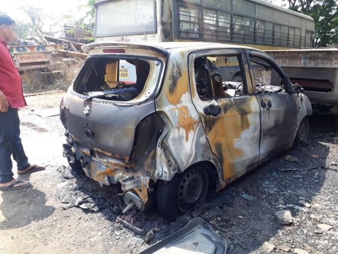 Maruti's CNG car caught fire in parking lot | मारुतीची सीएनजी कार पार्किंगमध्येच पेटली; शेजारील कारलाही बसली झळ Maruti's CNG car caught fire in parking lot | मारुतीची सीएनजी कार पार्किंगमध्येच पेटली; शेजारील कारलाही बसली झळ