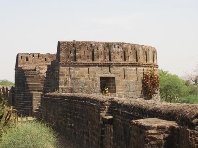 Bhoikoat killa in ahamadnagar is best turist place in maharashtra | अहमदनगरमधील ५०० वर्षाचा इतिहास असलेला 'हा' किल्ला पाहिला का? नसेल तर लगेच करा प्लॅन!