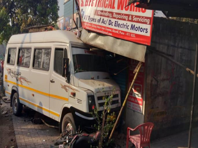 Accident in Akurdi due to lostcontrol of vehicle; Five people were injured | वाहनावरील नियंत्रण सुटल्याने आकुर्डीत अपघात ; पाच जण जखमी 