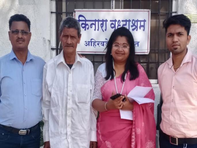 uncle who left their home found in old age home | पुलाखाली झाेपणारे काका गेले कारमधून घरी uncle who left their home found in old age home | पुलाखाली झाेपणारे काका गेले कारमधून घरी