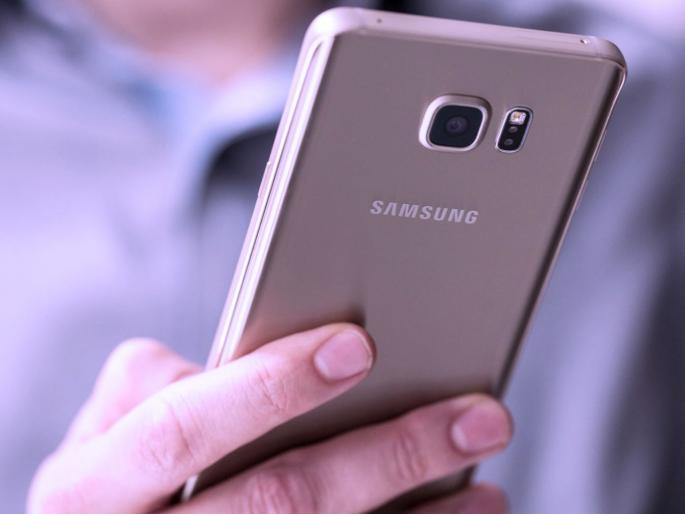 samsung sends bizarre notification to many smartphone users apologises later | ...म्हणून Samsung ने मागितली युजर्सची माफी samsung sends bizarre notification to many smartphone users apologises later | ...म्हणून Samsung ने मागितली युजर्सची माफी