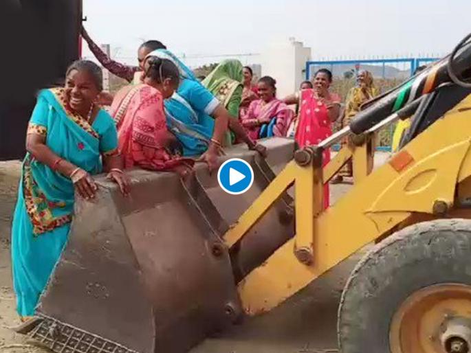 Jcb helping women alight from truck watch viral video | एक नंबर जुगाड! जेसीबीचा असा वापर पाहून कंपनीचा मालक डोकं फोडून घेईल... Jcb helping women alight from truck watch viral video | एक नंबर जुगाड! जेसीबीचा असा वापर पाहून कंपनीचा मालक डोकं फोडून घेईल...