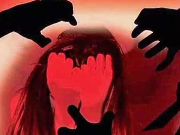 Shocking! Missed to get down from train ... and 'she' was raped auto rickshaw, scooty driver pda | धक्कादायक; ट्रेनमधून उतरायला विसरली... आणि पुढे रिक्षा-स्कुटीवाल्यांनी केला बलात्कार