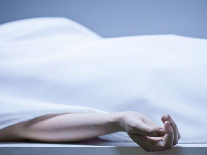 Sensational! The woman's body was found in a stone crushed face and hands tied situation pda | खळबळजनक! दगडाने ठेचलेला चेहरा अन् हात बांधलेल्या स्थितीत सापडला महिलेचा मृतदेह