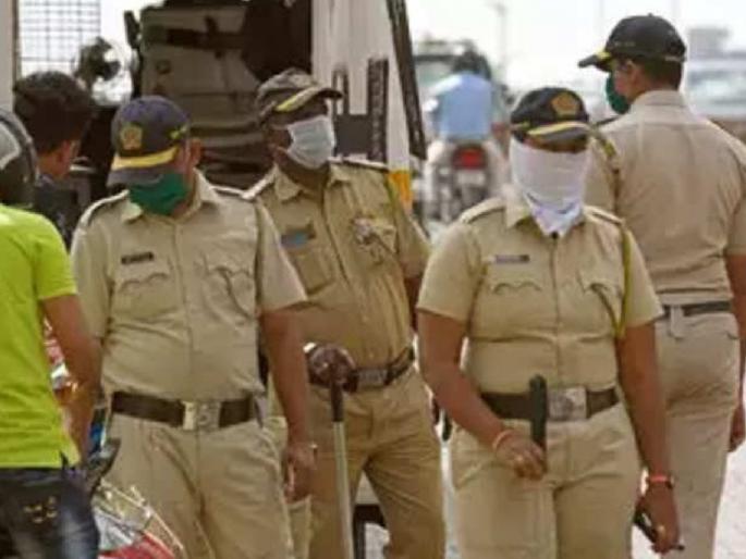 still On paper, order to impose 50% duty on police, corona infection fear to police pda | पोलिसांना कोरोनाच्या संसर्गाची धास्ती, ५० टक्के ड्युटी लावण्याचा आदेश कागदावरच still On paper, order to impose 50% duty on police, corona infection fear to police pda | पोलिसांना कोरोनाच्या संसर्गाची धास्ती, ५० टक्के ड्युटी लावण्याचा आदेश कागदावरच