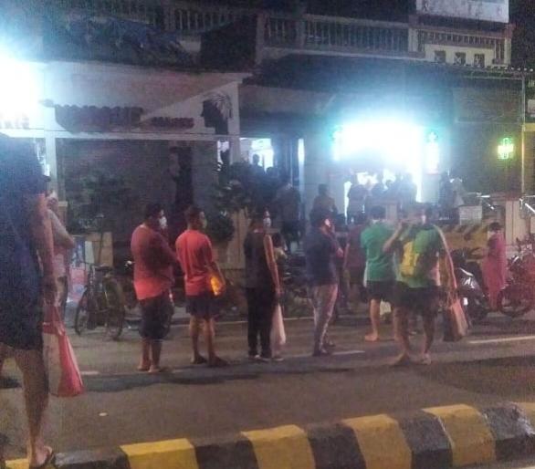 Coronavirus Covid-19 scare Mumbaikars crowd markets for grocery items SSS | Coronavirus : २१ दिवसांचा लॉक डाऊन; जीवनावश्यक साहित्याच्या खरेदीसाठी नागरिकांची झुंबड