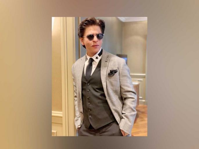 bollywood shah rukh khan reaches 40 million followers on twitte gda | सलमान खानला मागे टाकता शाहरुख खान बनला पुन्हा किंग, फॅन्सनी दिल्या शुभेच्छा bollywood shah rukh khan reaches 40 million followers on twitte gda | सलमान खानला मागे टाकता शाहरुख खान बनला पुन्हा किंग, फॅन्सनी दिल्या शुभेच्छा