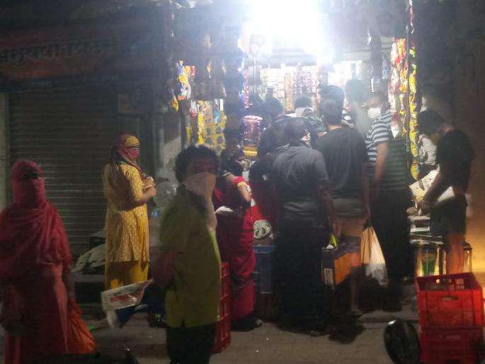 coronavirus : people gather to buy commodity after modi announces lock down rsg | coronavirus : माेदींनी लाॅकडाऊनची घाेषणा करताच वस्तू घेण्यासाठी नागरिकांची झुंबड coronavirus : people gather to buy commodity after modi announces lock down rsg | coronavirus : माेदींनी लाॅकडाऊनची घाेषणा करताच वस्तू घेण्यासाठी नागरिकांची झुंबड