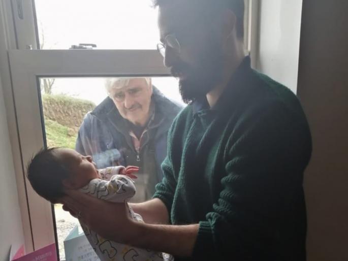 CoronaVirus : Grandfather met his grandson through a window due to corona virus myb | CoronaVirus : कोरोनामुळे आजोबा आणि नातवंडाची ताटातूट, फोटो पाहून व्हाल भावूक CoronaVirus : Grandfather met his grandson through a window due to corona virus myb | CoronaVirus : कोरोनामुळे आजोबा आणि नातवंडाची ताटातूट, फोटो पाहून व्हाल भावूक