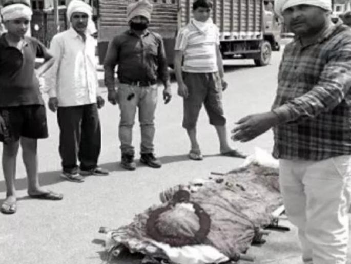 CoronaVirus Lockdown: You go home! I will do the funeral my wife, sent the neighbors to home back pda | CoronaVirus Lockdown : तुम्ही घरी जा! पत्नीवर अंत्यसंस्कार माझा मी करेन, शेजाऱ्यांना घरी पाठवले CoronaVirus Lockdown: You go home! I will do the funeral my wife, sent the neighbors to home back pda | CoronaVirus Lockdown : तुम्ही घरी जा! पत्नीवर अंत्यसंस्कार माझा मी करेन, शेजाऱ्यांना घरी पाठवले