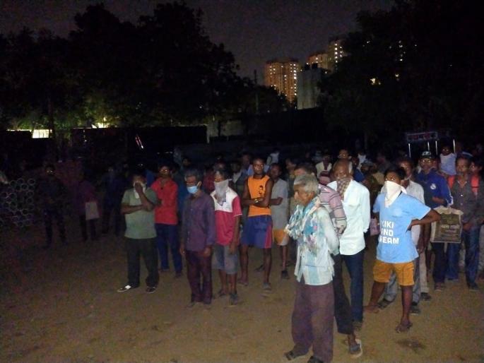 Coronavirus: Mumbai Navratr Mandal helps to Poor people in lockdown situation | Coronavirus: परराज्यातील मजुरांवर उपासमारीची वेळ; मुंबईतील मंडळाच्या कार्यकर्त्यांनी सुरु केलं अन्नछत्र Coronavirus: Mumbai Navratr Mandal helps to Poor people in lockdown situation | Coronavirus: परराज्यातील मजुरांवर उपासमारीची वेळ; मुंबईतील मंडळाच्या कार्यकर्त्यांनी सुरु केलं अन्नछत्र