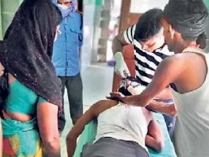 The gang rape accused was beaten up on the road by a crook shot and killed a friend who had gone to save | सामूहिक बलात्कारातील आरोपीला मारहाण; मध्यस्थी मित्राची गोळी घालून हत्या  The gang rape accused was beaten up on the road by a crook shot and killed a friend who had gone to save | सामूहिक बलात्कारातील आरोपीला मारहाण; मध्यस्थी मित्राची गोळी घालून हत्या