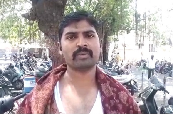CoronaVirus Lockdown: Police brutally assaulted by police officer, who went to buy mother's medicines, three fingers fracture pda | CoronaVirus Lockdown : आईचं औषध आणायला गेलेल्या पोलिसाला अधिकाऱ्याने बेदम मारले, तीन बोटं केली फ्रॅक्चर CoronaVirus Lockdown: Police brutally assaulted by police officer, who went to buy mother's medicines, three fingers fracture pda | CoronaVirus Lockdown : आईचं औषध आणायला गेलेल्या पोलिसाला अधिकाऱ्याने बेदम मारले, तीन बोटं केली फ्रॅक्चर