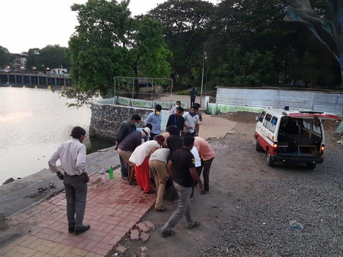 Sensational! The girl attempted suicide by jumping into the lake pda | खळबळजनक! तलावात उडी मारून तरुणीने केला आत्महत्येचा प्रयत्न Sensational! The girl attempted suicide by jumping into the lake pda | खळबळजनक! तलावात उडी मारून तरुणीने केला आत्महत्येचा प्रयत्न