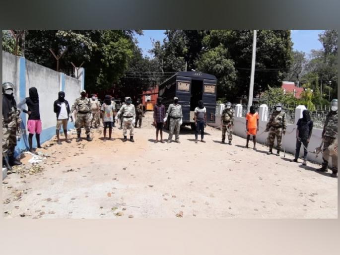 Seven arrested in gang-raped a minor girl during lockdown in jharkhand pda | लॉकडाऊनदरम्यान अल्पवयीन मुलीवर गँगरेप, सात नराधमांच्या पोलिसांनी आवळल्या मुसक्या Seven arrested in gang-raped a minor girl during lockdown in jharkhand pda | लॉकडाऊनदरम्यान अल्पवयीन मुलीवर गँगरेप, सात नराधमांच्या पोलिसांनी आवळल्या मुसक्या