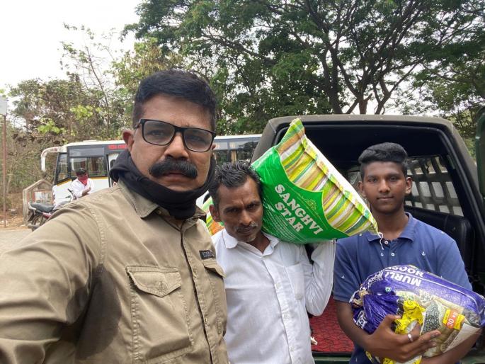 Social commitment of the teacher Arey school; Distribution of essential commodities made to tribal famelies | आरेच्या पालिका शिक्षकाची सामाजिक बांधिलकी; आदिवासी पाड्यांना केले जीवनावश्यक वस्तूंचे वाटप Social commitment of the teacher Arey school; Distribution of essential commodities made to tribal famelies | आरेच्या पालिका शिक्षकाची सामाजिक बांधिलकी; आदिवासी पाड्यांना केले जीवनावश्यक वस्तूंचे वाटप