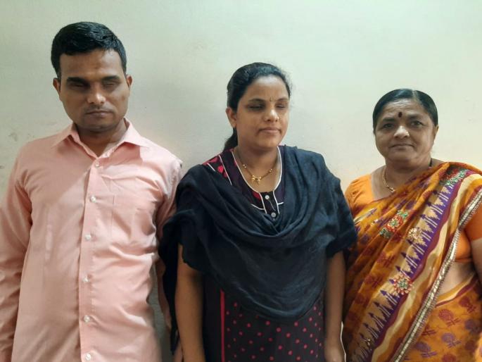 CoronaVirus police pick mother in law from Latur to Pune pregnancy blind woman hrb | CoronaVirus सलाम त्या खाकीला! अंध महिलेच्या बाळंतपणासाठी सासूला थेट लातूरहून पुण्यात आणले CoronaVirus police pick mother in law from Latur to Pune pregnancy blind woman hrb | CoronaVirus सलाम त्या खाकीला! अंध महिलेच्या बाळंतपणासाठी सासूला थेट लातूरहून पुण्यात आणले