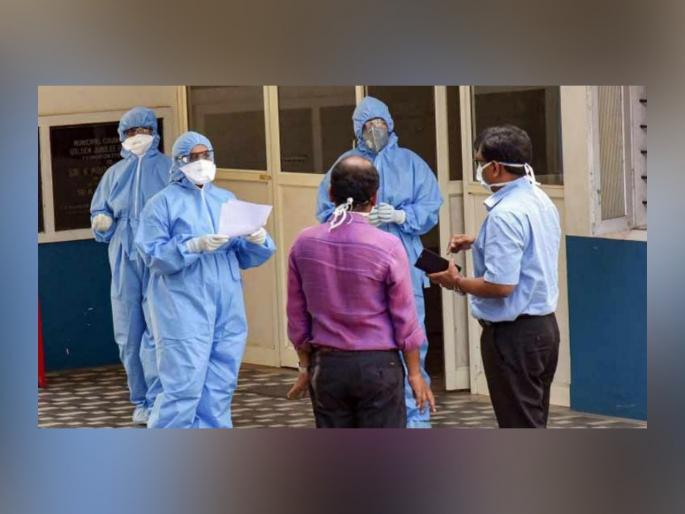 Coronavirus 108 members of hospital staff including doctors nurses quarantine SSS | Coronavirus : बापरे! दिल्लीतील तब्बल 108 डॉक्टर आणि नर्स क्वारंटाईन Coronavirus 108 members of hospital staff including doctors nurses quarantine SSS | Coronavirus : बापरे! दिल्लीतील तब्बल 108 डॉक्टर आणि नर्स क्वारंटाईन
