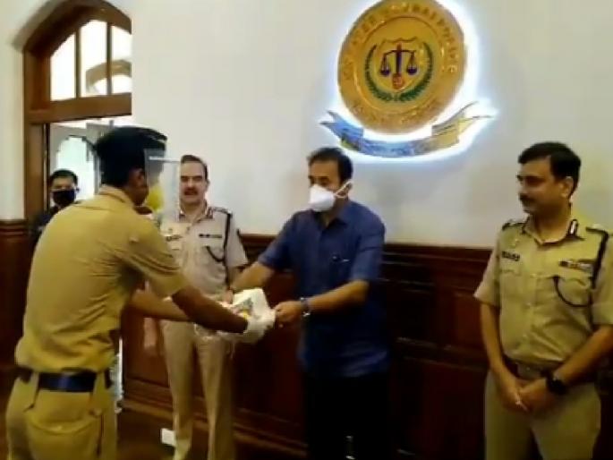 Video: Mumbai police receive protection cover, Home Minister distributes 5,000 personal protection kits pda | Video : मुंबई पोलिसांना मिळाले सुरक्षा कवच, गृहमंत्र्यांनी केले ५ हजार सुरक्षा किटचे वाटप Video: Mumbai police receive protection cover, Home Minister distributes 5,000 personal protection kits pda | Video : मुंबई पोलिसांना मिळाले सुरक्षा कवच, गृहमंत्र्यांनी केले ५ हजार सुरक्षा किटचे वाटप