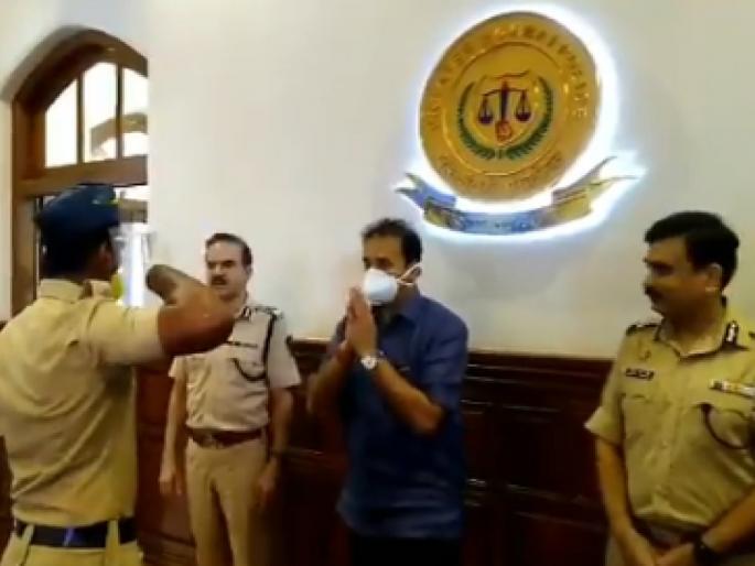 Coronavirus: Corona scare increasingly to police due to senior arbitration pda | Coronavirus : वरिष्ठांच्या मनमानीमुळे पोलिसांना कोरोनाचा वाढता धोका Coronavirus: Corona scare increasingly to police due to senior arbitration pda | Coronavirus : वरिष्ठांच्या मनमानीमुळे पोलिसांना कोरोनाचा वाढता धोका