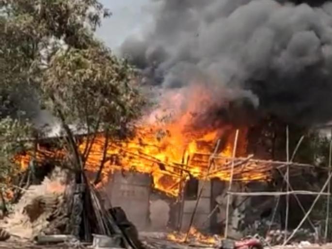 Fire breaks out at the godown of decorators in ghansoli SSS | घणसोलीत डेकोरेटर्सच्या गोडाऊनला भीषण आग Fire breaks out at the godown of decorators in ghansoli SSS | घणसोलीत डेकोरेटर्सच्या गोडाऊनला भीषण आग