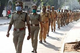 Coronavirus : 82-year-old grandfather left home; Everyone was amazed at what the police did! pda | CoronaVirus : ८२ वर्षांचे आजोबा घराबाहेर पडले; पोलिसांनी जे केलं त्याने सगळेच चकित झाले! Coronavirus : 82-year-old grandfather left home; Everyone was amazed at what the police did! pda | CoronaVirus : ८२ वर्षांचे आजोबा घराबाहेर पडले; पोलिसांनी जे केलं त्याने सगळेच चकित झाले!