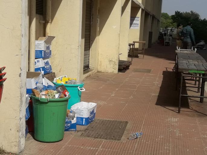 Coronavirus Administration ignores security of employees of Bhiwandi quarantine room SSS | Coronavirus : भिवंडी कॉरंटाईन कक्षातील कर्मचाऱ्यांच्या सुरक्षेकडे प्रशासनाचे दुर्लक्ष Coronavirus Administration ignores security of employees of Bhiwandi quarantine room SSS | Coronavirus : भिवंडी कॉरंटाईन कक्षातील कर्मचाऱ्यांच्या सुरक्षेकडे प्रशासनाचे दुर्लक्ष