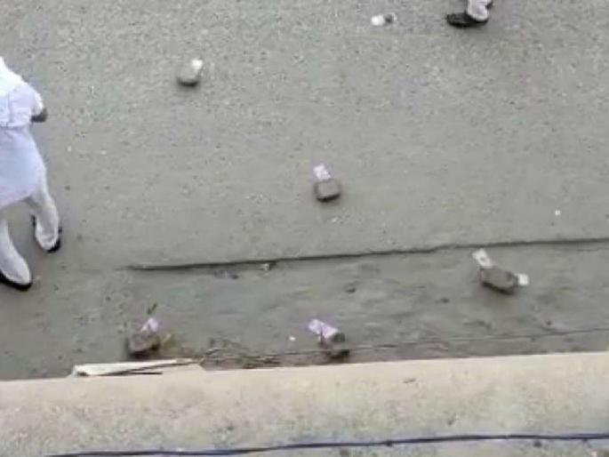 Coronavirus : No one picked up the 2,000 notes lying on the road due to the corona scare pda | Coronavirus : कोरोनाच्या धसक्याने रस्त्यावर पडलेल्या २ हजारांच्या नोटा कोणी उचलल्या नाही 