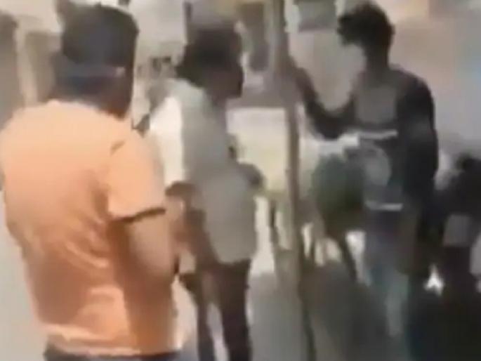 Coronavirus: brutally assaulted by asking vegetable seller's religion; The video went viral and ...pda | Coronavirus : भाजीवाल्याला धर्म विचारून बेदम मारहाण; व्हिडीओ व्हायरल झाला अन्... Coronavirus: brutally assaulted by asking vegetable seller's religion; The video went viral and ...pda | Coronavirus : भाजीवाल्याला धर्म विचारून बेदम मारहाण; व्हिडीओ व्हायरल झाला अन्...