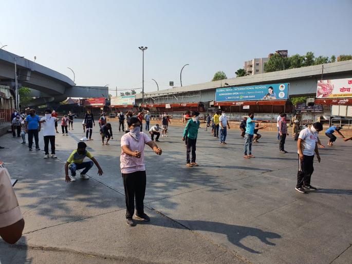 Coronavirus Pune police punishes People for violating lockdown SSS | Coronavirus : ...अन् पुण्यात रस्त्यावर भरले योगा क्लास Coronavirus Pune police punishes People for violating lockdown SSS | Coronavirus : ...अन् पुण्यात रस्त्यावर भरले योगा क्लास