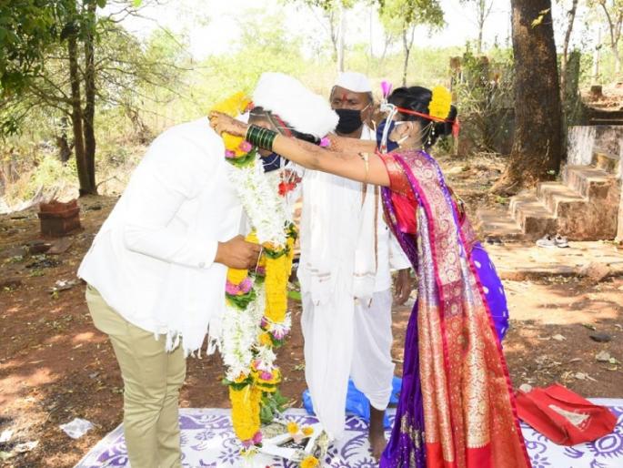 Lockdown : kolhapur wedding ceremony through facebook 270 people participated in lockdown myb | लय भारी! लॉकडाऊनमुळे कोल्हापूरच्या जवानाचं ऑनलाइन शुभमंगल सावधान... Lockdown : kolhapur wedding ceremony through facebook 270 people participated in lockdown myb | लय भारी! लॉकडाऊनमुळे कोल्हापूरच्या जवानाचं ऑनलाइन शुभमंगल सावधान...