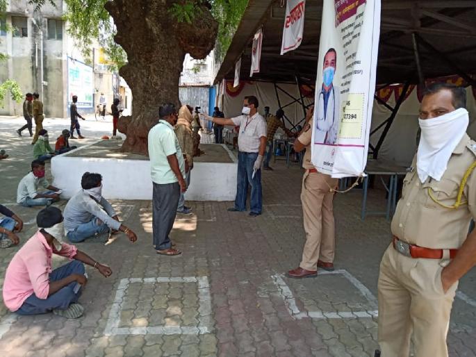 Coronavirus: 546-km stretch of 18 laborers; The administration ran to help | Coronavirus: १८ मजुरांची ५४६ किमीची अनवाणी पायपीट; प्रशासन धावले मदतीला 