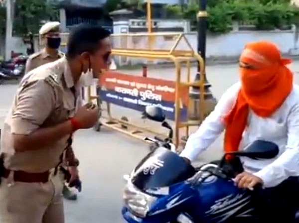 Coronavirus video arogyasetu app police try new ways keep people home SSS | Coronavirus : लॉकडाऊनमध्ये घराबाहेर पडणाऱ्याला पोलिसांनी दिली अनोखी शिक्षा, Video पाहून कराल कौतुक Coronavirus video arogyasetu app police try new ways keep people home SSS | Coronavirus : लॉकडाऊनमध्ये घराबाहेर पडणाऱ्याला पोलिसांनी दिली अनोखी शिक्षा, Video पाहून कराल कौतुक