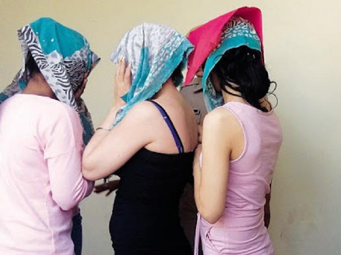 The sex racket was being run under the name of Salon in Lockdown pda | लॉकडाऊनमध्ये सलूनच्या नावाखाली चालवले जात होते सेक्स रॅकेट The sex racket was being run under the name of Salon in Lockdown pda | लॉकडाऊनमध्ये सलूनच्या नावाखाली चालवले जात होते सेक्स रॅकेट