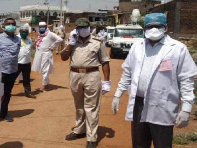 Coronavirus: Health workers who came to the village under threat had to return pda | Coronavirus : धमकावून गावात आलेल्या आरोग्य कर्मचाऱ्यांना परत जाण्यास पाडले भाग  Coronavirus: Health workers who came to the village under threat had to return pda | Coronavirus : धमकावून गावात आलेल्या आरोग्य कर्मचाऱ्यांना परत जाण्यास पाडले भाग