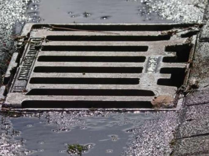 Suspected death of a man who came out from a house in a lockdown pda | लॉकडाउनमध्ये घराबाहेर पडलेल्या व्यक्तीचा संशयास्पद मृत्यू Suspected death of a man who came out from a house in a lockdown pda | लॉकडाउनमध्ये घराबाहेर पडलेल्या व्यक्तीचा संशयास्पद मृत्यू